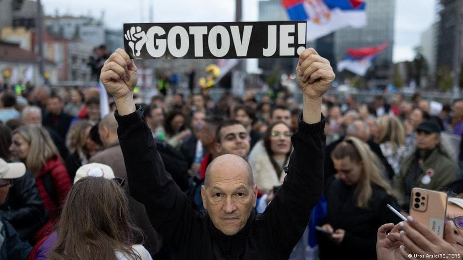 Dhjetëra mijëra serbë në tubimin final të lëvizjes studentore para zgjedhjeve